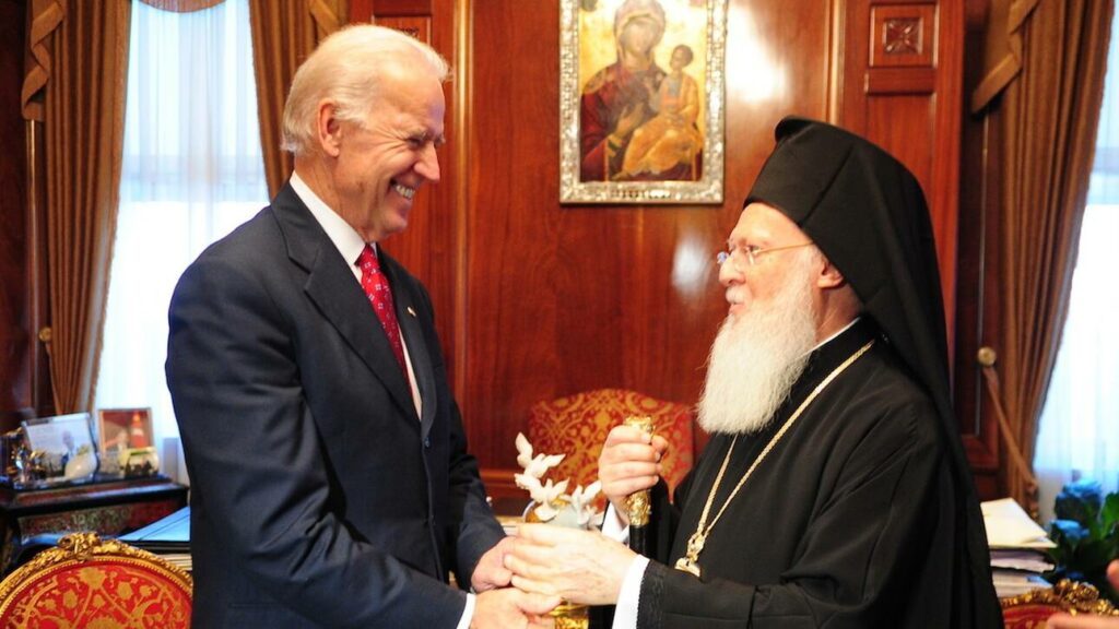 «Κλείδωσε» συνάντηση Βαρθολομαίου με Μπάιντεν, Μπλίνκεν και Πελόζι