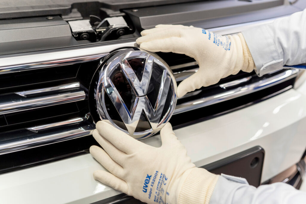 Volkswagen: «Βουτιά» 42% στα λειτουργικά κέρδη του γ