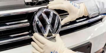 Volkswagen: «Βουτιά» 42% στα λειτουργικά κέρδη του γ' τριμήνου