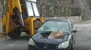 Αράχωβα: Βράχος έπεσε σε όχημα εν κινήσει (Βίντεο)