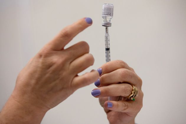 ΕΜΑ: Εγκρίθηκε η χορήγηση τρίτης δόσης στους άνω των 18 ετών