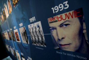 Warner Music: Ένα βήμα πριν την αγορά του μουσικού καταλόγου του Ντέιβιντ Μπόουι