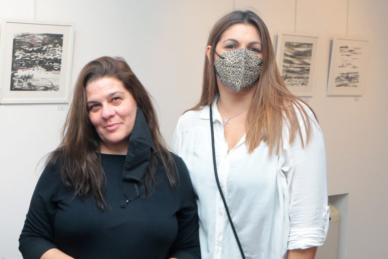 Η Μάγδα Αποστόλου με την Διευθύντρια της Γκαλερί Αργώ, Αλέξια Σερέζη