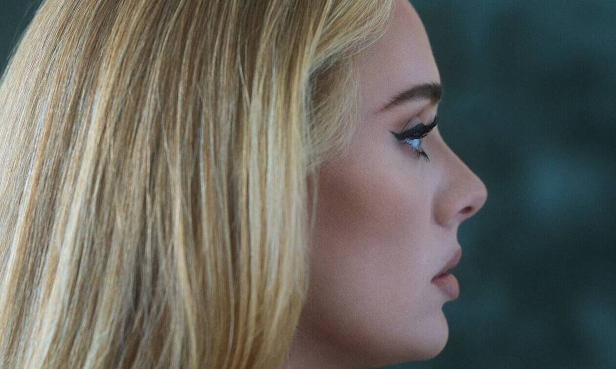 «To Be Loved»: Η Adele δίνει πόνο από το σαλόνι του σπιτιού της (video)