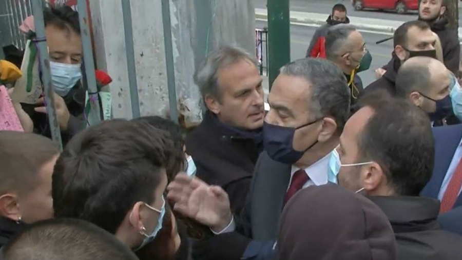 Ένταση στο Πολυτεχνείο: Εμπόδισαν βουλευτές της ΝΔ να καταθέσουν στεφάνι