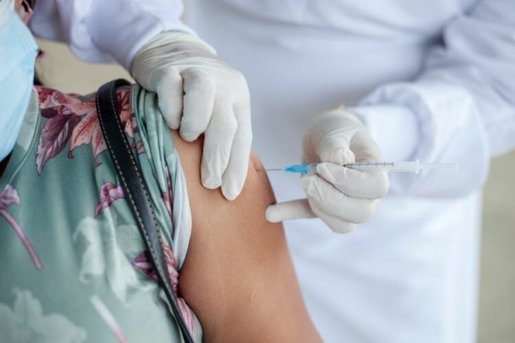 Αύξηση 200% των εμβολιασμών μετά την ραγδαία άνοδο αριθμού κρουσμάτων και τα μέτρα
