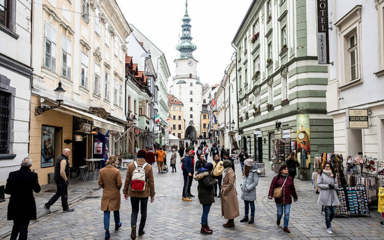 Lockdown και στη Σλοβακία καθώς η Ευρώπη γονατίζει από την πανδημία