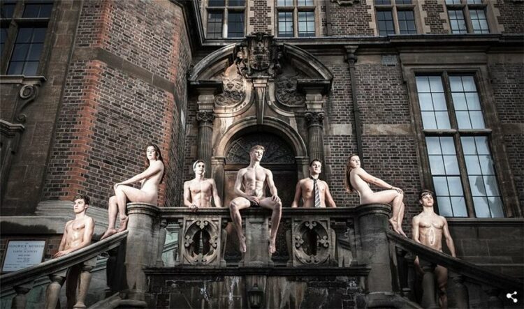 Πανεπιστήμιο Cambridge: Η γυμνή φωτογράφιση των φοιτητών
