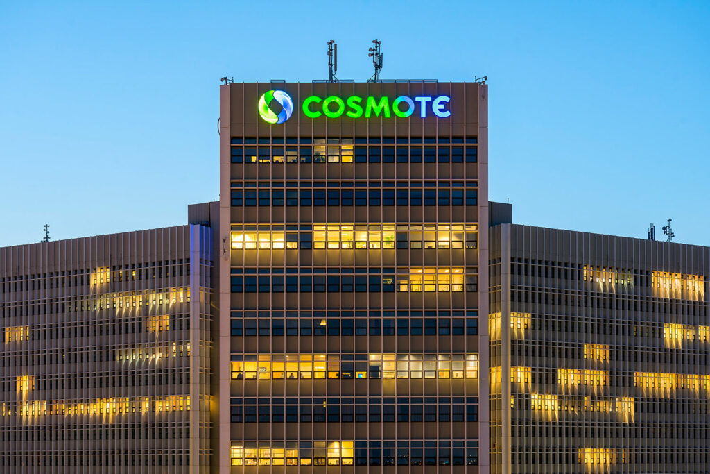 Στον όμιλο ΟΤΕ- Cosmote με την ιδιότητα του Digital Transformation & New Business Development Director εργάζεται ο οπαδός τον οποίο απέκλεισε δια βίου ο Ολυμπιακός λόγω ρατσιστικής επίθεσης στον διαιτητή της αναμέτρησης με την Βαλένθια στην Ευρωλίγκα!