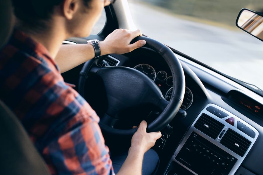 Δίπλωμα οδήγησης στα 17 - Ψηφίστηκε το νομοσχέδιο στη Βουλή