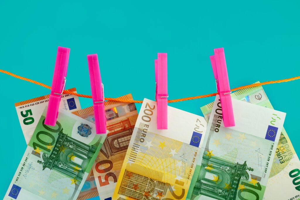 Έξι μεγαλοπαράγοντες στο μικροσκόπιο των αρχών για το ξέπλυμα μαύρου χρήματος