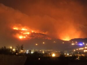 Φωτιά στην Τήνο: Εκκενώθηκαν οικισμοί - Ενισχύσεις από Αθήνα, Άνδρο και Σύρο.