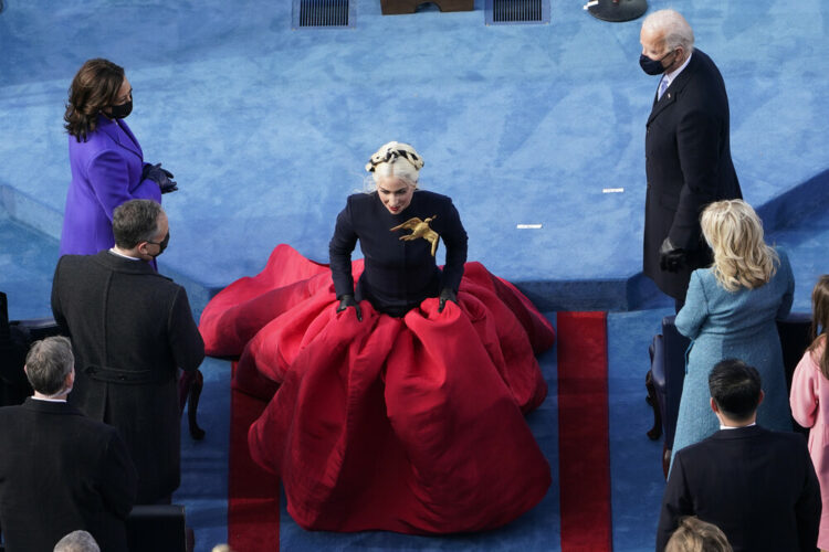 Lady Gaga: Aποκάλυψε ότι φορούσε αλεξίσφαιρο φόρεμα στην ορκωμοσία Μπάιντεν