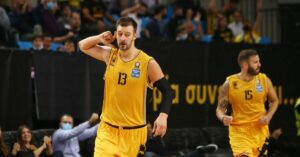 ΑΕΚ - Στο νοσοκομείο ο Γέλοβατς μετά από λιποθυμικό επεισόδιο