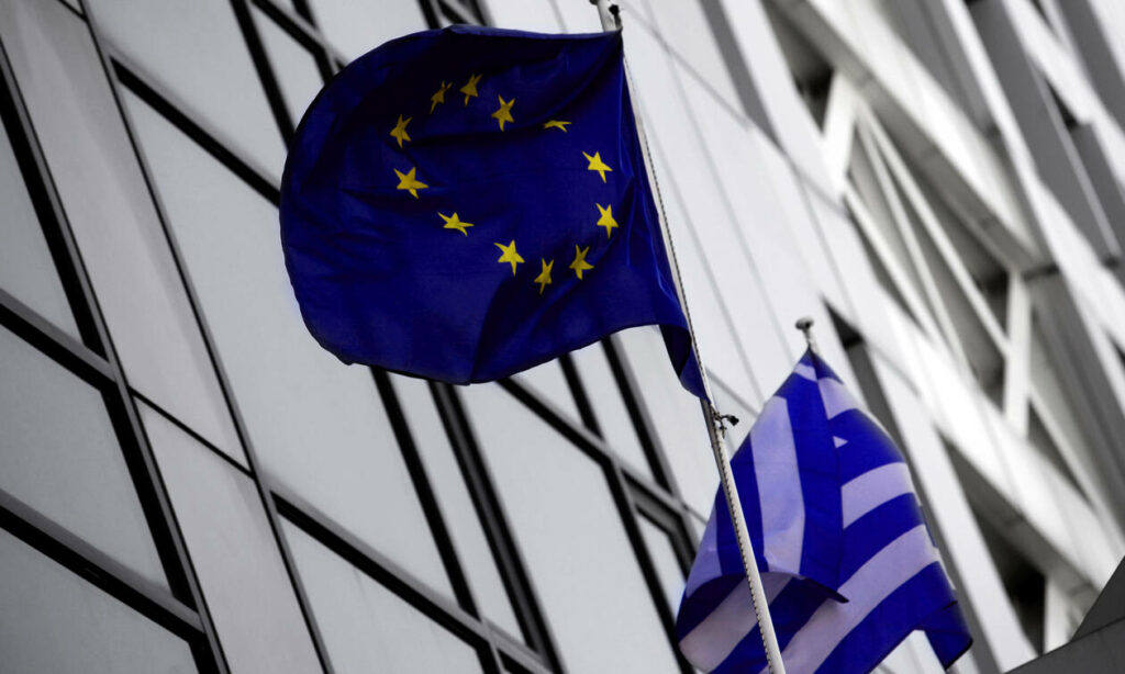 Πιέσεις στα ελληνικά ομόλογα, παρόλο που η Κομισιόν διαπιστώνει περιορισμένους κινδύνους