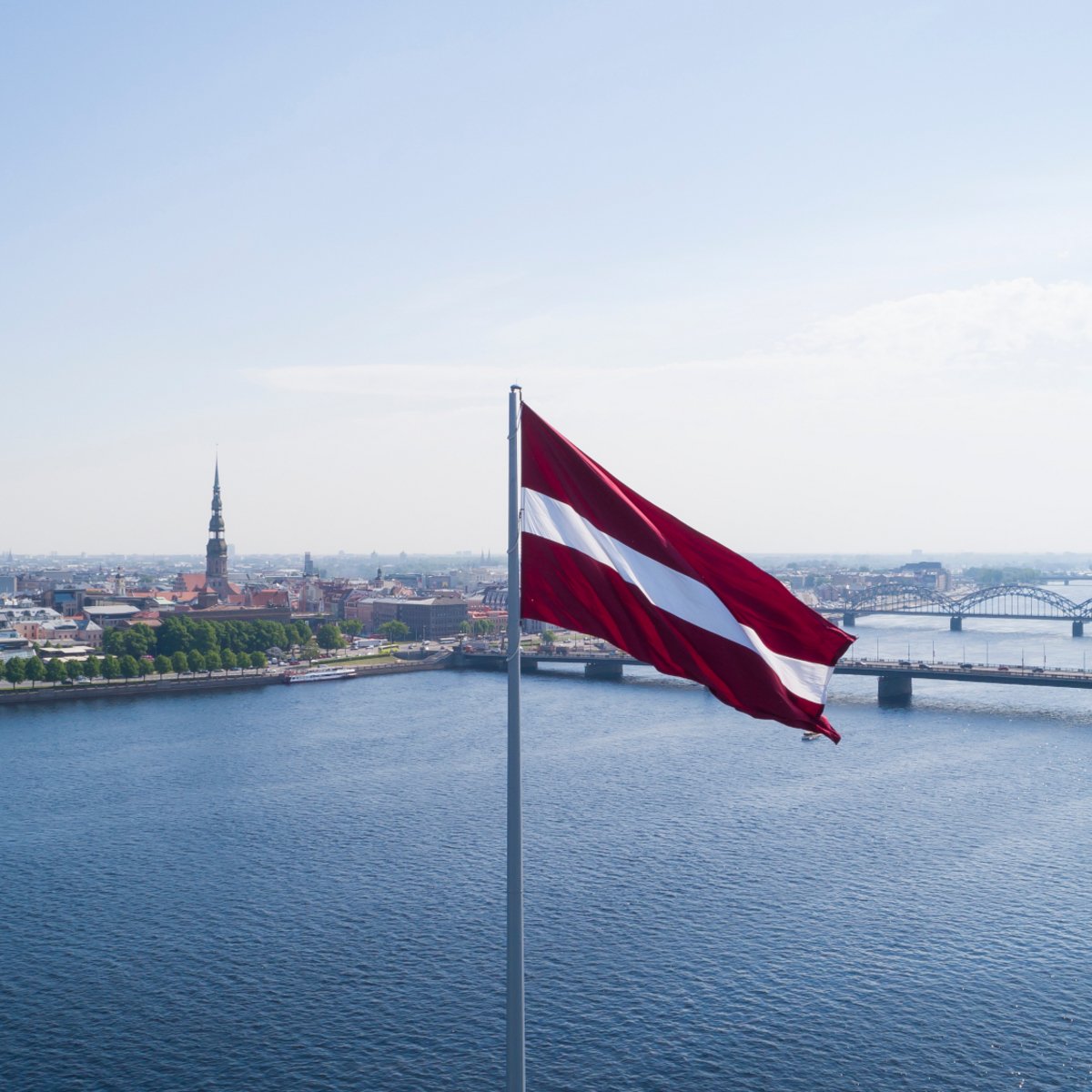 Λετονία: Το κοινοβούλιο ενέκρινε νόμο που επιτρέπει σε επιχειρήσεις να απολύουν ανεμβολίαστους εργαζομένους