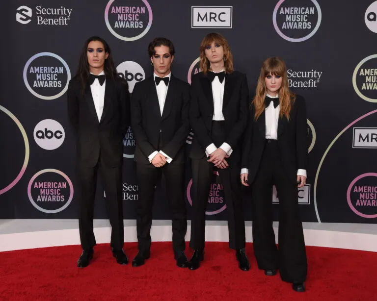 Οι πιο εντυπωσιακές εμφανίσεις στα American Music Awards – Το αξεσουάρ της Cardi B που θυμίζει αρχαία τραγωδία