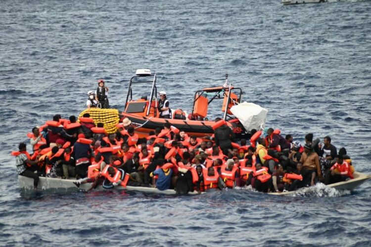 έκα πτώματα εντοπίστηκαν σε πλοιάριο που μετέφερε μετανάστες ανοικτά της Λιβύης