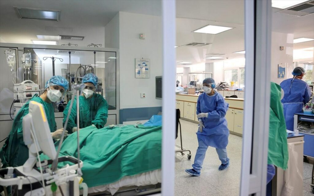 Έρευνες: Το ποσοστό των νοσηλειών της Όμικρον είναι χαμηλότερο από της Δέλτα