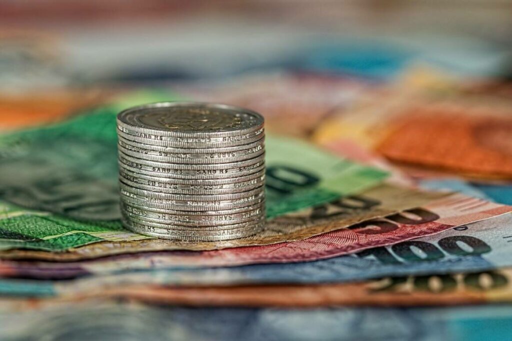 Οι χρηματοπιστωτικές υπηρεσίες στην ΕΕ ενισχύονται με προσωπικό - Η Ελλάδα αποκλίνει από την τάση