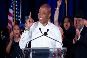 Έρικ Άνταμς: Έγινε ο 2ος Αφροαμερικανός που εκλέγεται δήμαρχος της Νέας Υόρκης
