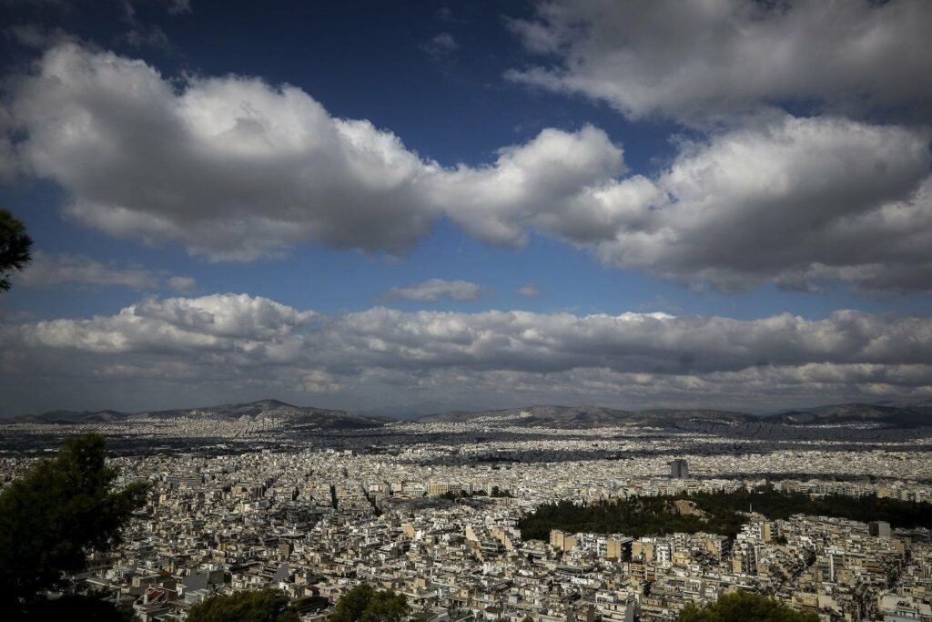 Καιρός: Νεφώσεις εναλλασσόμενες με ηλιοφάνεια αύριο και με πιθανότητα τοπικών βροχών στα δυτικά
