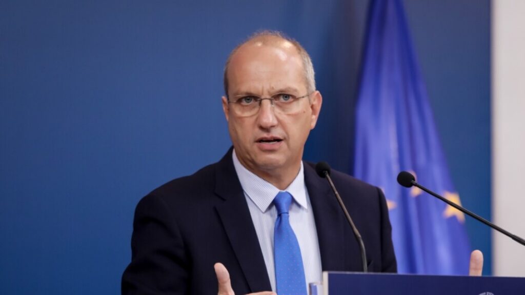 Οικονόμου: Από αύριο Τρίτη ξεκινά η επιστράτευση ιδιωτών γιατρών