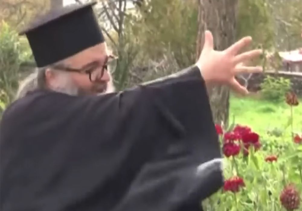 Κοζάνη: Έξαλλος ιερέας ξεσπάει και μουτζώνει αντιεμβολιαστές