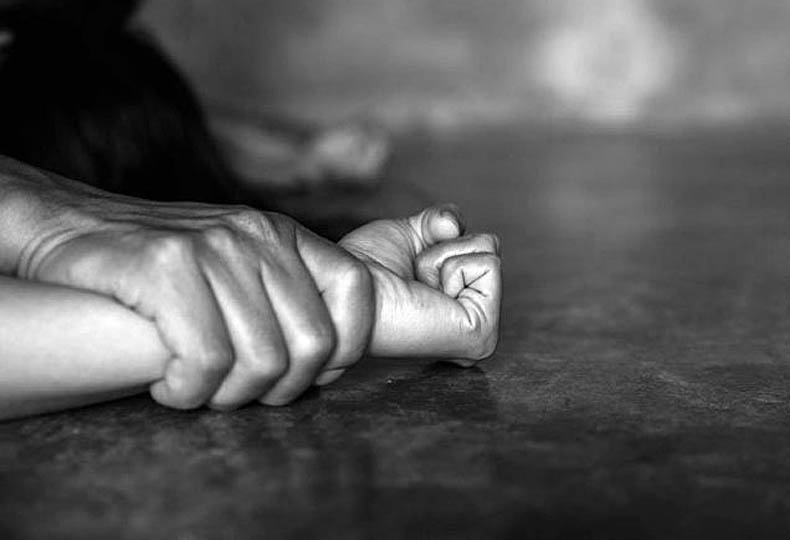Σε βάρος του 40χρονου άνδρα, ο οποίος διαμένει στις ΗΠΑ, όπου και δραστηριοποιείται επαγγελματικά, είχαν, μέχρι πριν από λίγες ημέρες, κατατεθεί τουλάχιστον τρεις μηνύσεις για βιασμούς