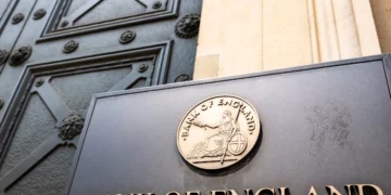 Η Τράπεζα της Αγγλίας διατήρησε σταθερά σήμερα τα επιτόκια, διαψεύδοντας τις εκτιμήσεις των επενδυτών
