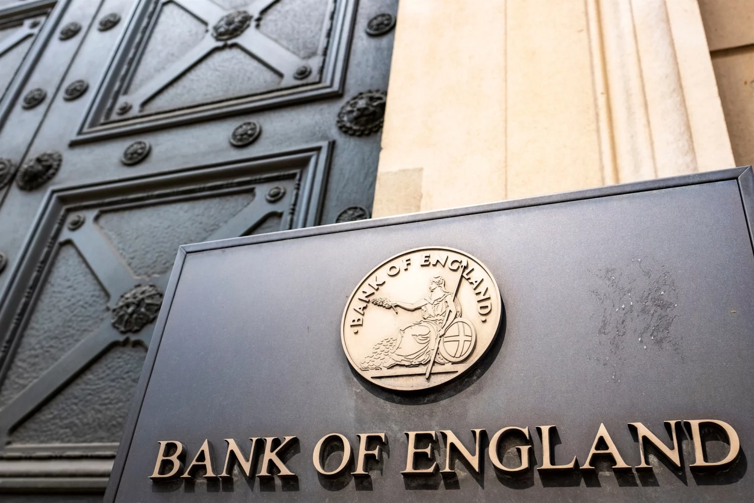 Η Τράπεζα της Αγγλίας διατήρησε σταθερά σήμερα τα επιτόκια, διαψεύδοντας τις εκτιμήσεις των επενδυτών