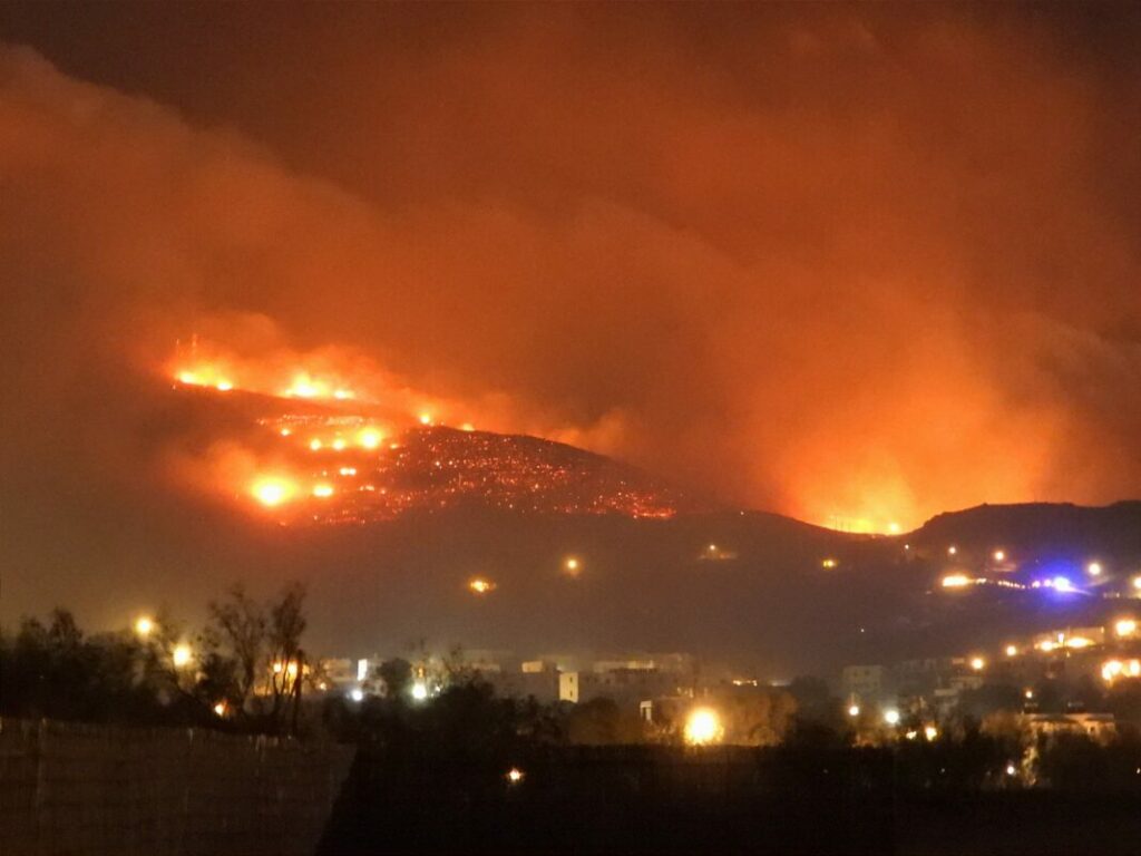 Τήνος- φωτιά: Οι ισχυροί άνεμοι δυσκολεύουν την κατάσβεση