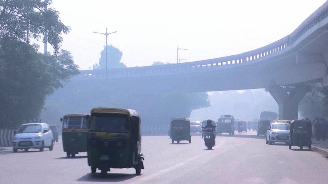 Ινδία: Το Νέο Δελχί «πνίγεται» από τοξικό αφρό και νέφος