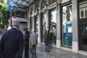 Είσοδος σε τράπεζες και δημόσιες υπηρεσίες. Πώς θα γίνεται από σήμερα;