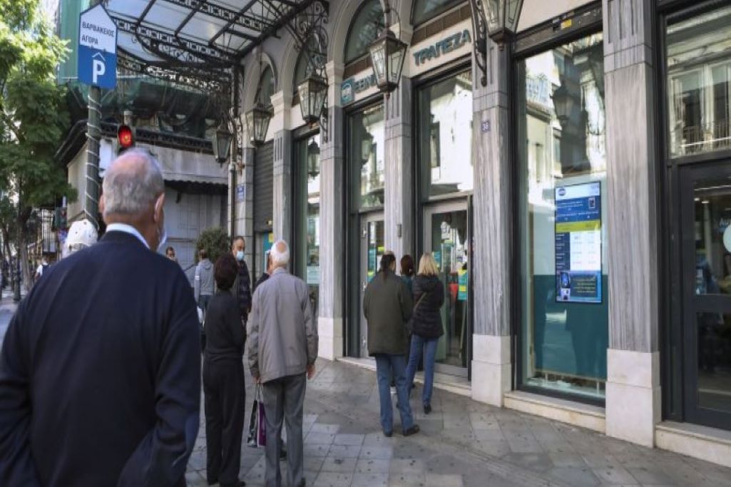 Είσοδος σε τράπεζες και δημόσιες υπηρεσίες. Πώς θα γίνεται από σήμερα;