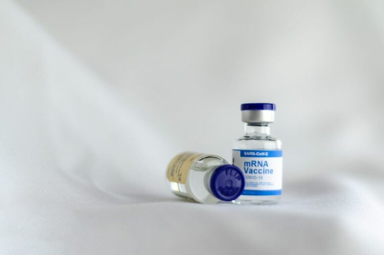 Τρίτη δόση με mRNA εμβόλιο: 50 φορές μεγαλύτερα τα επίπεδα αντισωμάτων από ότι μετά την λοίμωξη