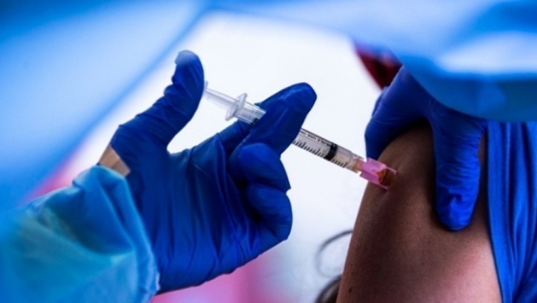 Τρίτη δόση εμβολίου: Οι οδηγίες ανά σκεύασμα, τι να κάνουν όσοι έχουν νοσήσει