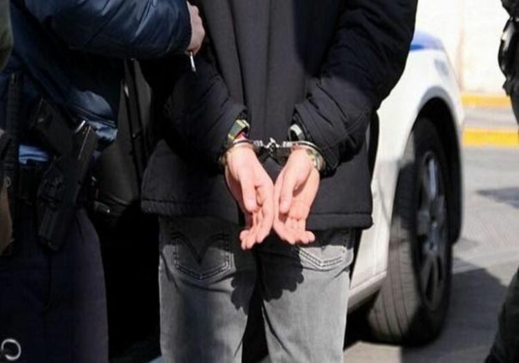 Χειροπέδες σε αστυνομικούς που εμπλέκονταν σε κύκλωμα διακίνησης ναρκωτικών