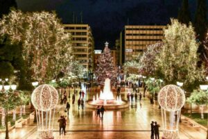Η μαγεία των Χριστουγέννων στην πλατεία Συντάγματος- Στολίστηκε το δέντρο