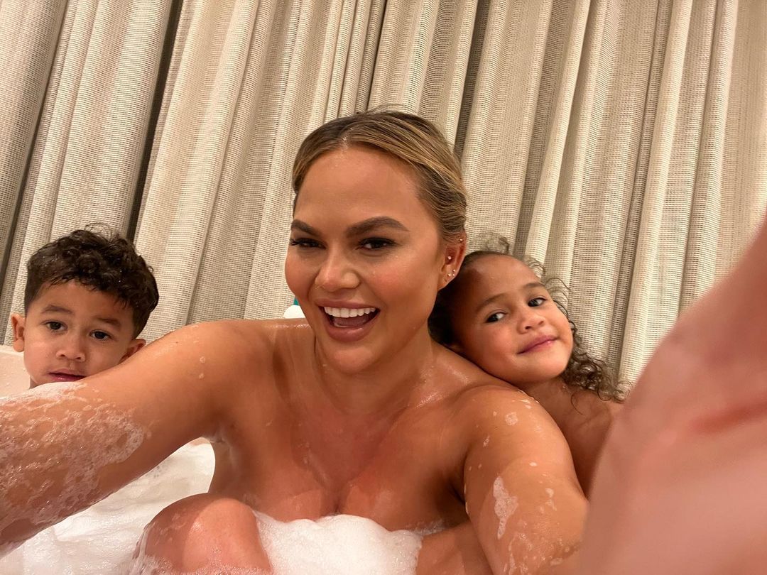 Κρίσι Τέιγκεν: Γυμνή στο μπάνιο με τα παιδιά της και «πόλεμος» στο Instagram