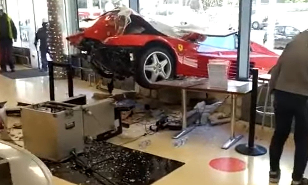 82χρονος καρφώθηκε σε βιτρίνα εμπορικού κέντρου με Ferrari