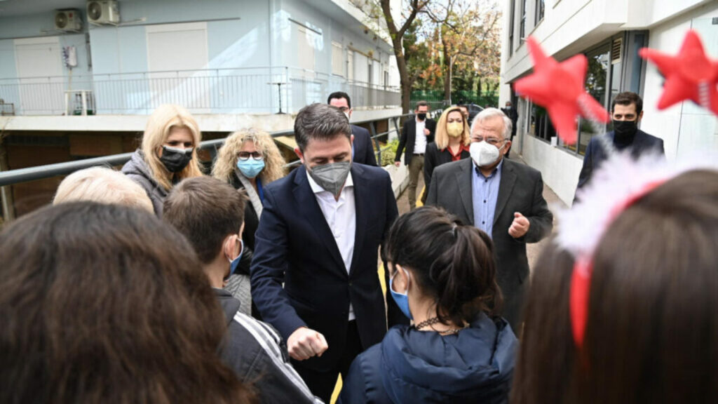 Ανδρουλάκης: Το 2022 να φέρει αγάπη και χαμόγελο σε όλα τα παιδιά
