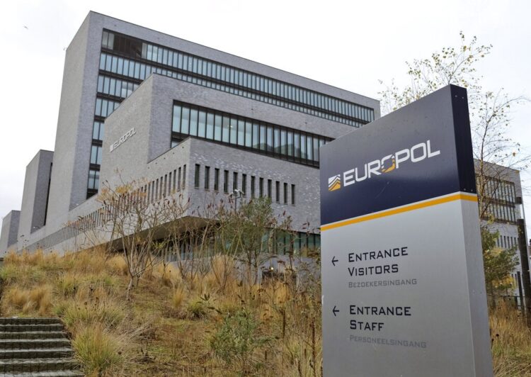 Europol: Κατασχέθηκαν εκατομμύρια φάρμακα μαϊμού για την Covid-19