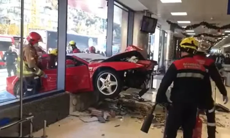 82χρονος καρφώθηκε σε βιτρίνα εμπορικού κέντρου με Ferrari