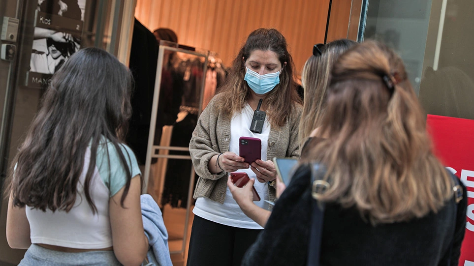Μετάλλαξη Όμικρον: Ιχνηλάτηση, αυστηρή τήρηση των μέτρων και διευρυμένοι έλεγχοι για τα Χριστούγεννα