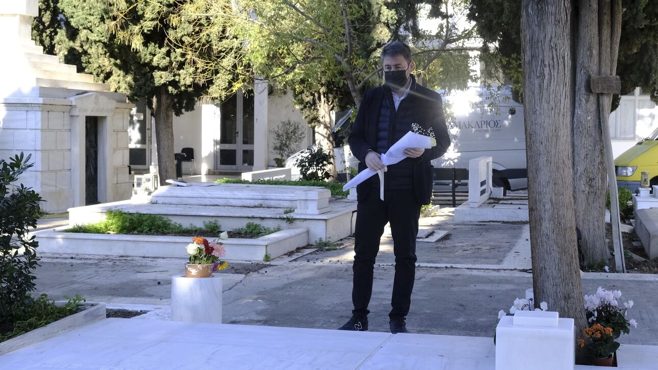 Ν. Ανδρουλάκης: Με ένα λουλούδι στον τάφο της Φώφης Γεννηματά