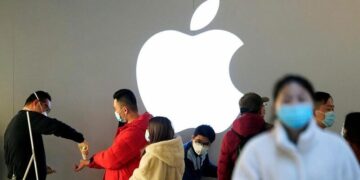 Apple: Αναβάλει επ' αόριστον την επιστροφή του προσωπικού στα γραφεία