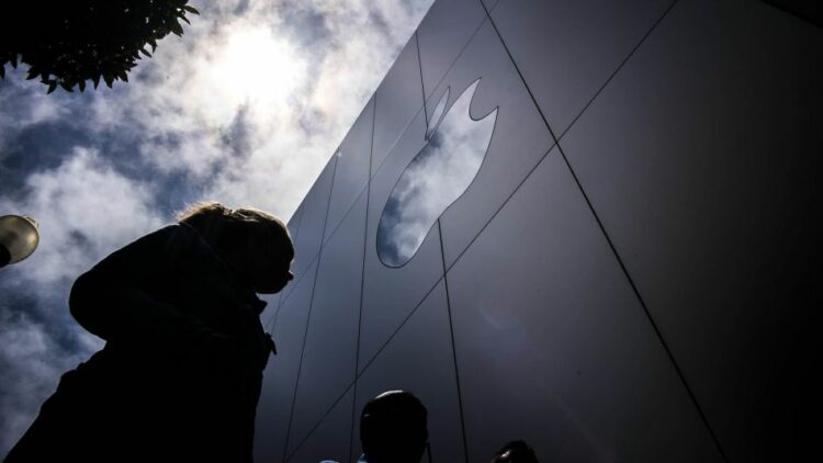 Η SEC βάζει χέρι σε Apple για την εξαναγκαστική εργασία
