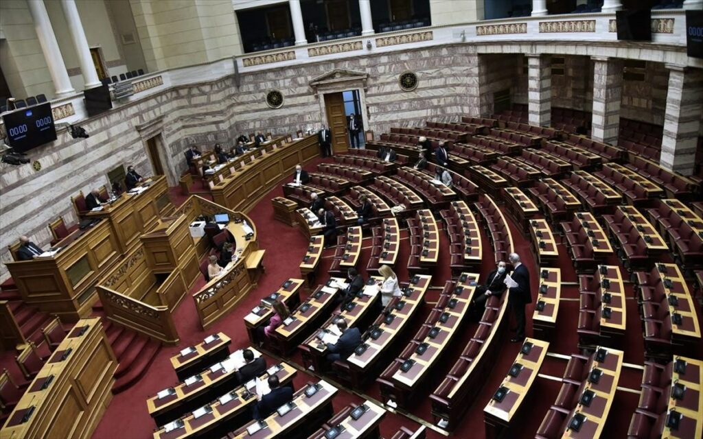 Βουλή: Πυρά σύσσωμης της αντιπολίτευσης κατά της κυβέρνησης στο νομοσχέδιο για τη διαχείριση της πανδημίας
