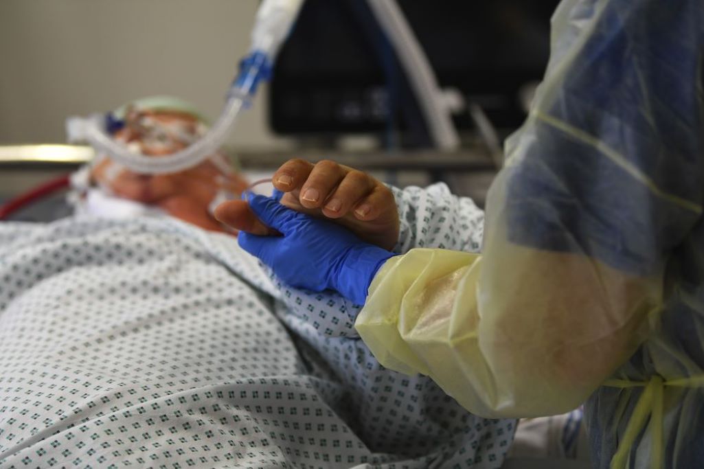 CDC: Σχεδόν ο ένας στους 100 Αμερικανούς άνω των 65 πέθανε από Covid-19